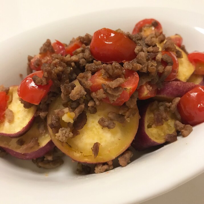 さつまいもと鶏ひき肉とトマトのバター醤油炒め